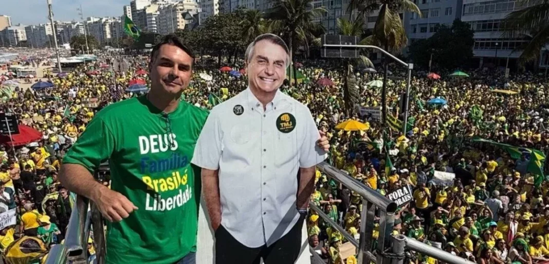 PF apreende novo celular de Bolsonaro e decide investigar Flávio