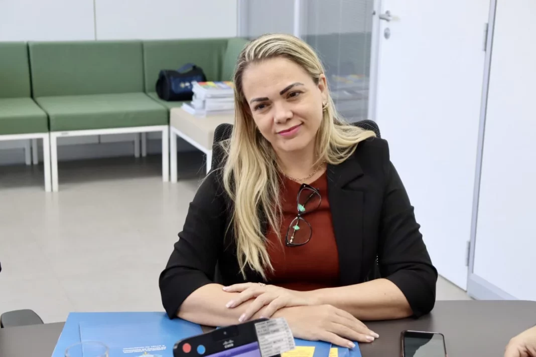 Cláudia de Jesus destaca queda histórica na taxa de desemprego