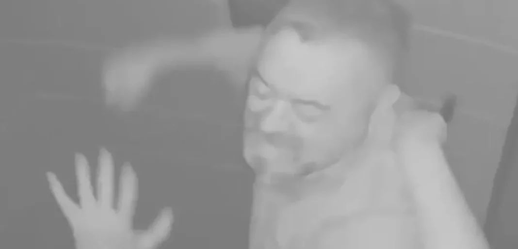 Mais um homem é flagrado dando socos na mulher em elevador