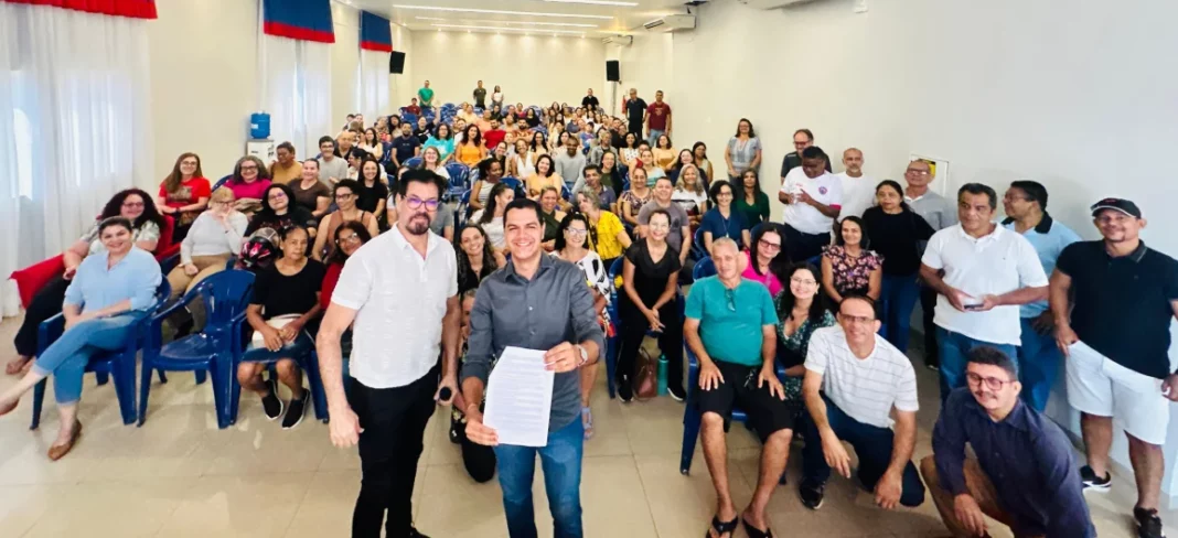 Deputado Cássio Gois participa de assembleia do Sintero em Cacoal e firma compromisso com a categoria