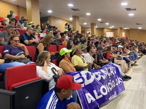 Servidores da educação ocupam Assembleia Legislativa em busca de apoio dos deputados