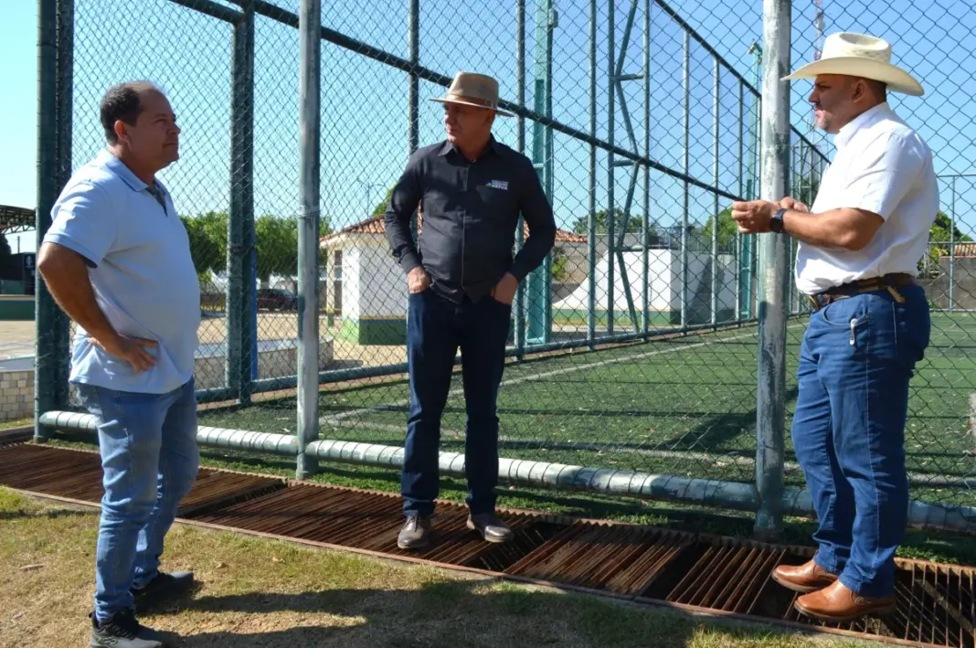 Ezequiel Neiva destina R$ 300 mil para reforma de quadra de grama sintética em Vale do Anari