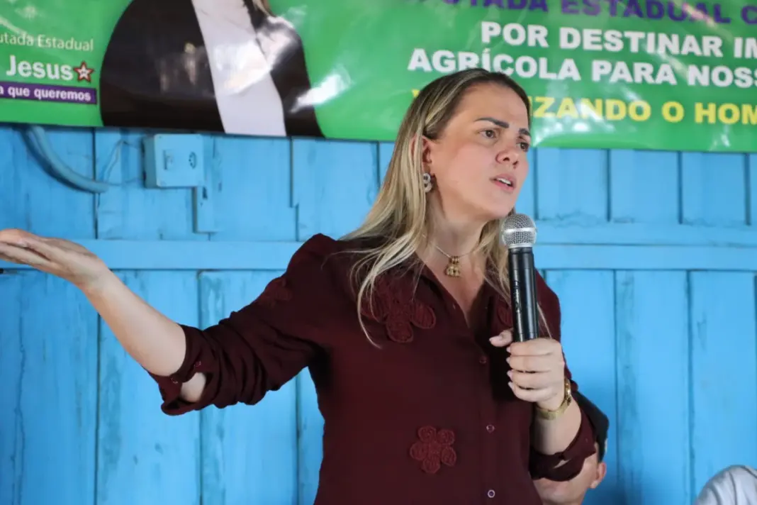 Cláudia de Jesus cobra Seduc e solicita construção em escola