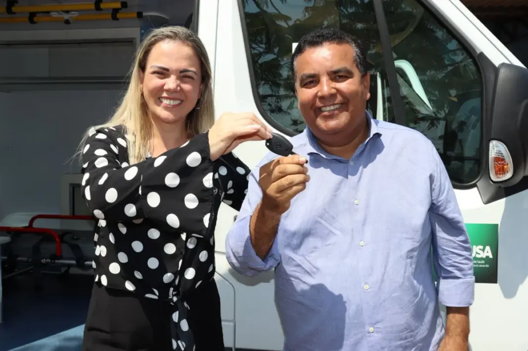 Cláudia de Jesus fortalece saúde de Candeias e entrega ambulância