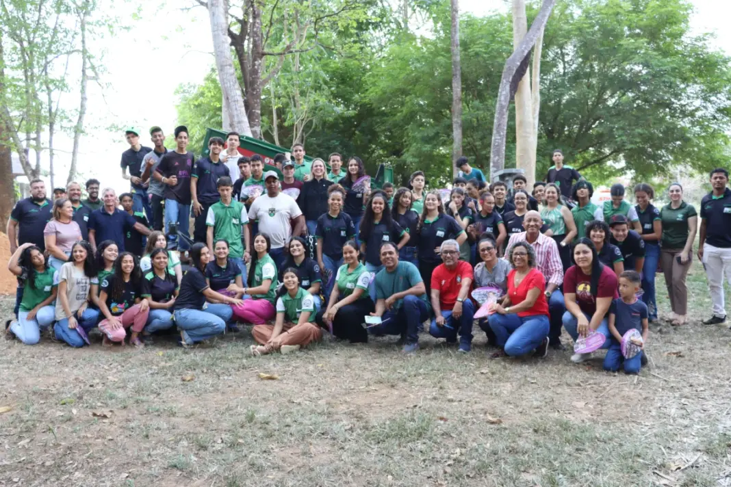 Cláudia de Jesus entrega equipamentos para Escola Agrícola e Associação Rural