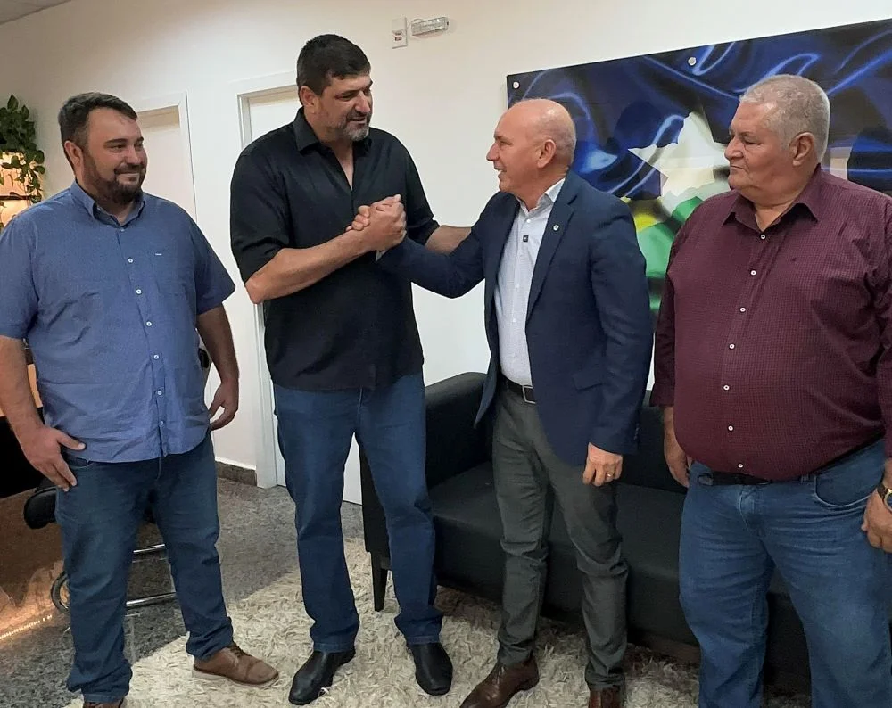 Ezequiel Neiva anuncia aquisição de micro-ônibus para a saúde em Cabixi