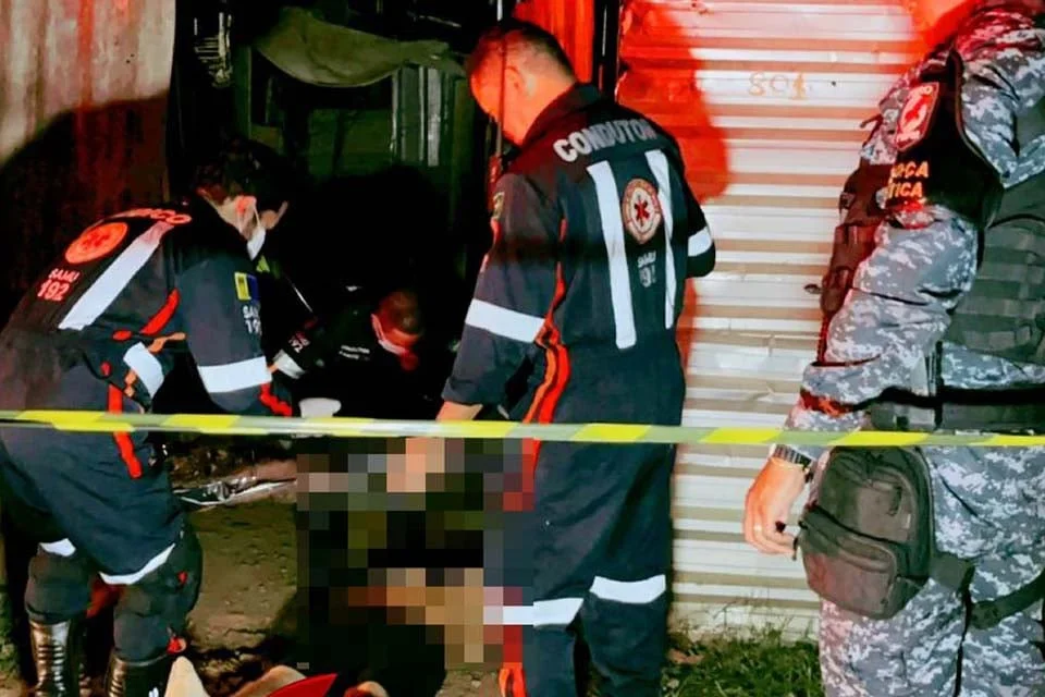 Em carro prata, homens executam apenado a tiros em Rondônia