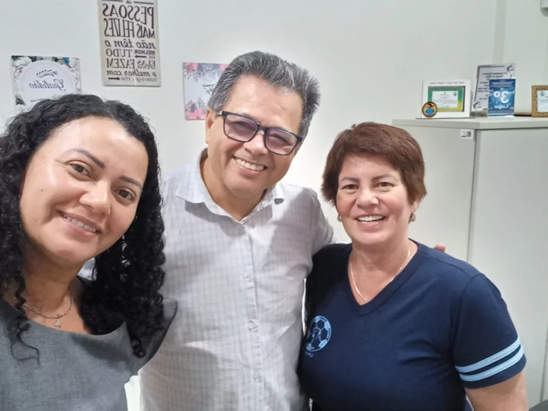 Professor Ribamar visita escola em Vilhena, fala da sua experiência e ouve servidores