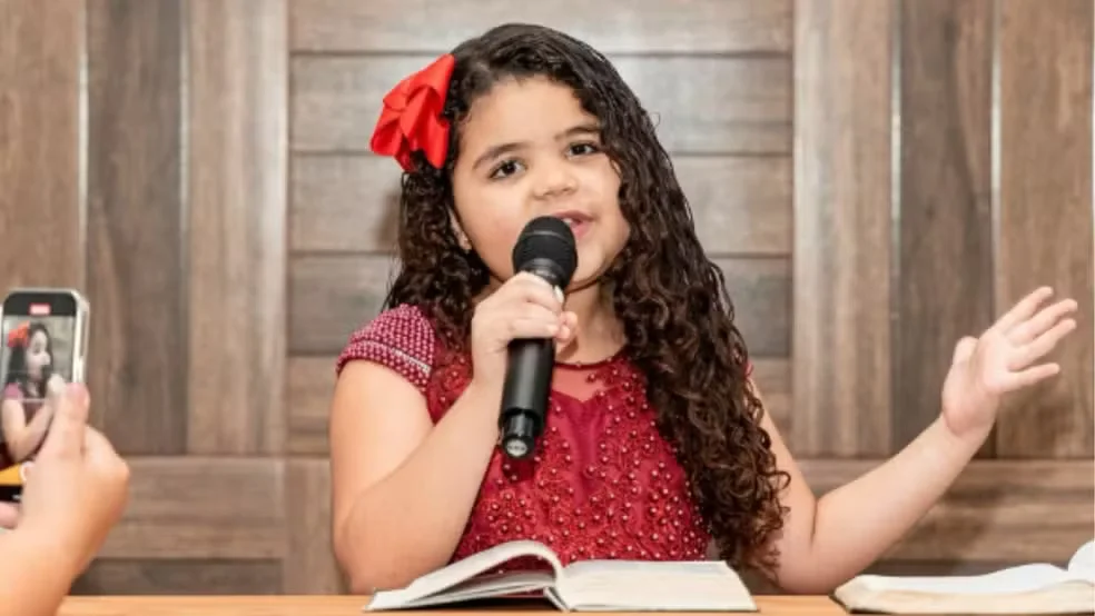 ‘Minipastora’ vira fenômeno na web com vídeos de pregação