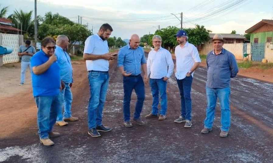 Cerejeiras: Ezequiel Neiva acompanha obras de pavimentação e entrega de ônibus escolares