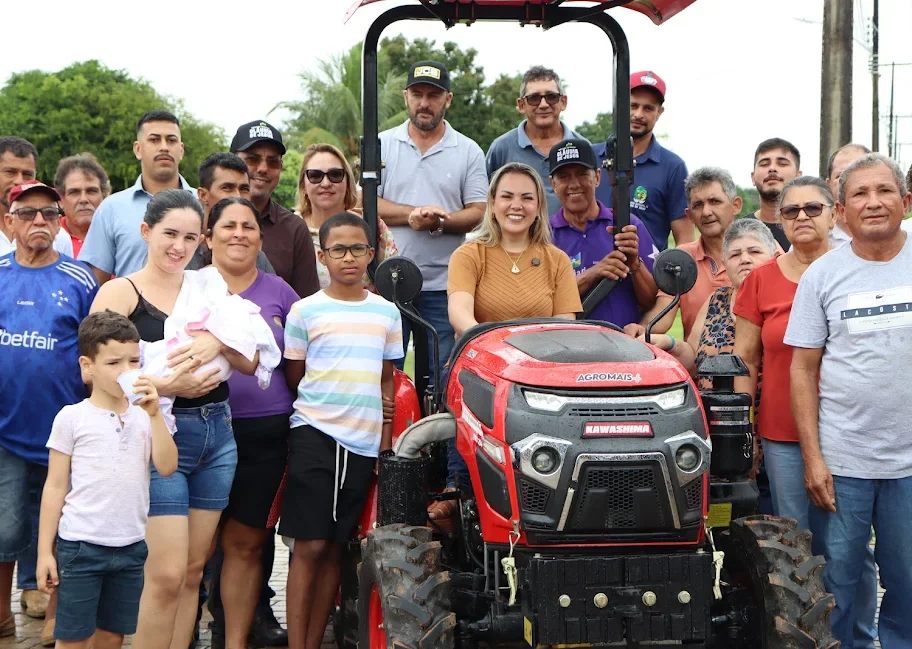 Cláudia de Jesus entrega trator a produtores rondonienses