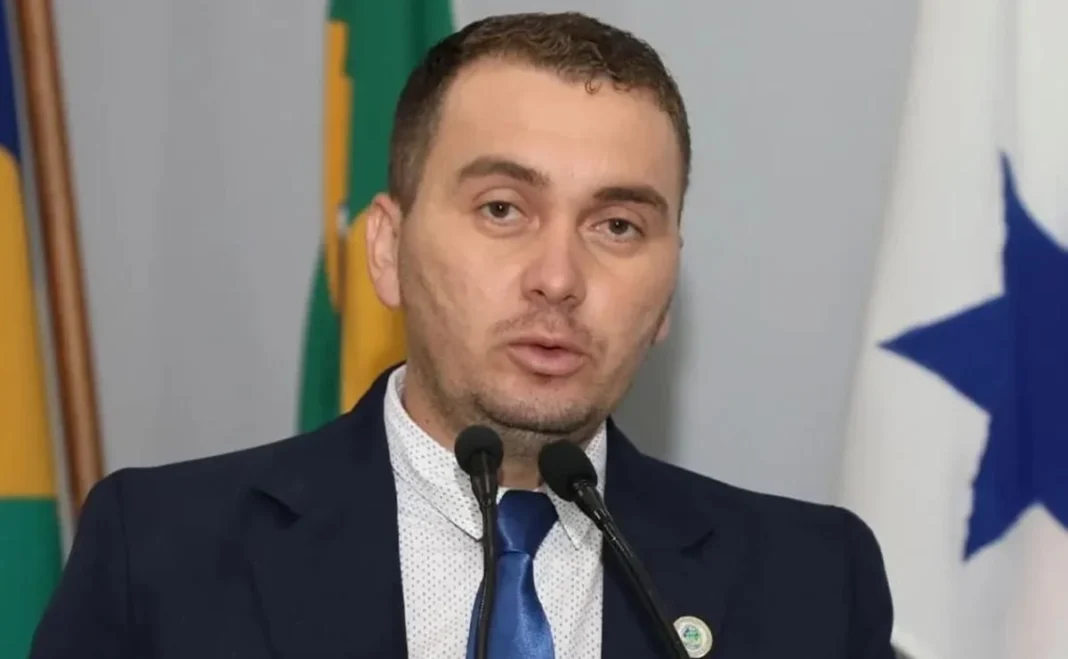 Vereador denunciado por se masturbar em público tem mandato mantido pelos colegas em Rondônia