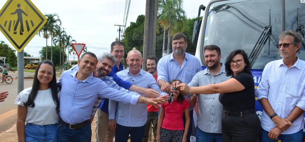 Ezequiel Neiva entrega micro-ônibus para reforçar a saúde em Cabixi