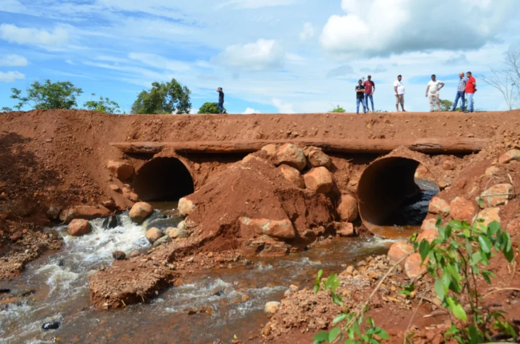 Em Chupinguaia, Ezequiel Neiva viabiliza instalação de tubos sobre o rio Água Preta