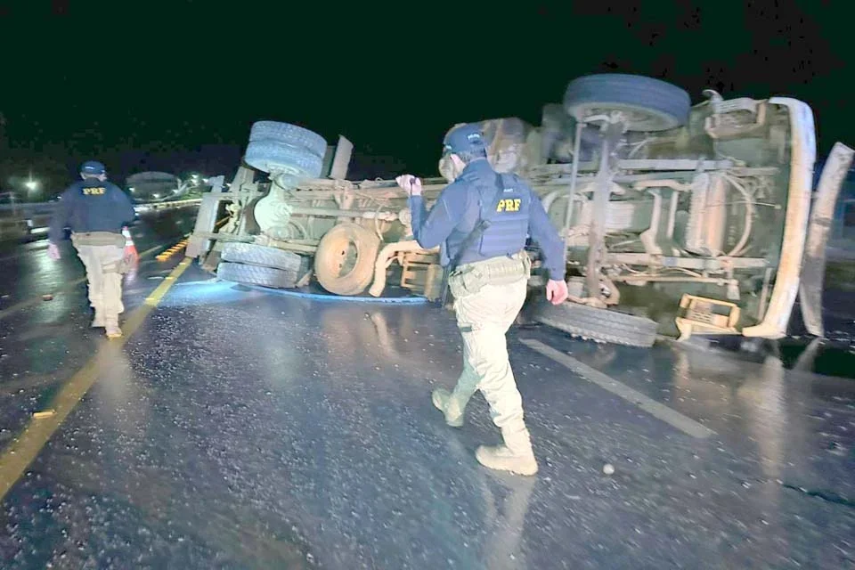 Rondônia: caminhão-tanque tomba na BR-364