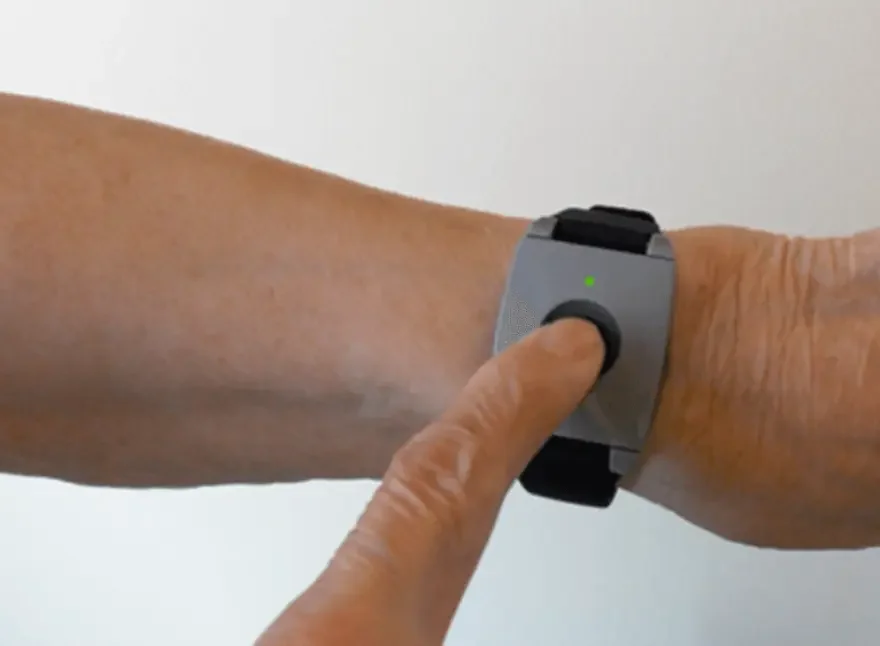 Uso de pulseiras de emergência cresce entre idosos que moram sozinhos