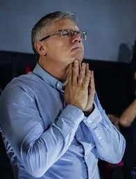 Pastor é desligado de igreja após exibir seu cajado pras irmãs