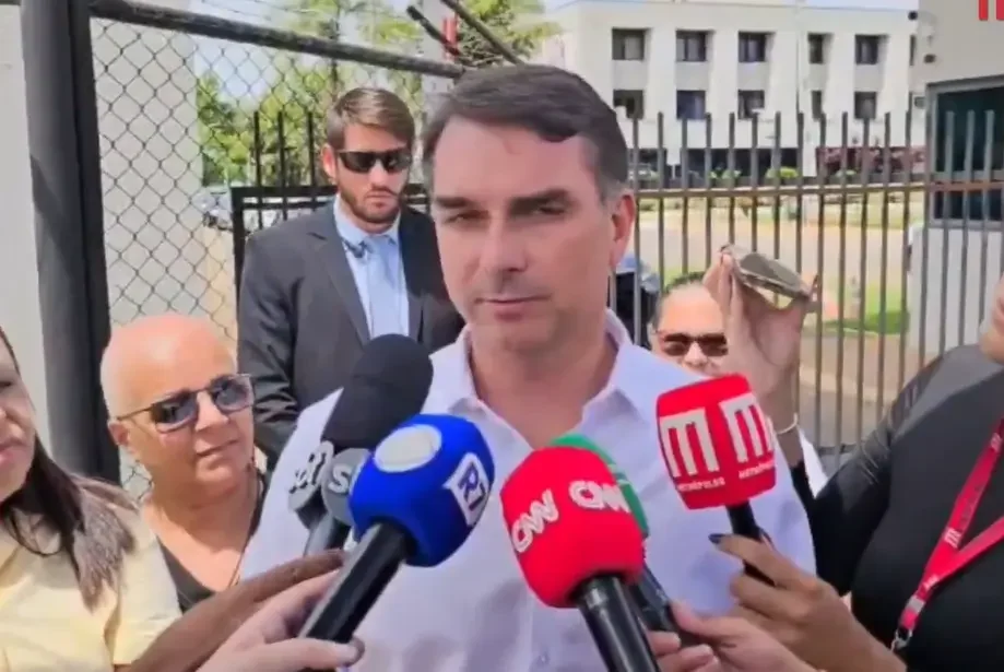 Flávio diz que ar-condicionado está “torturando” Bolsonaro