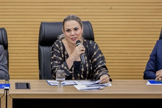 Deputada cobra vagas para professores de Libras no concurso da Seduc