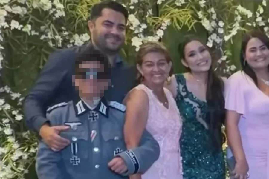 Menino que usou farda nazista foi estimulado por familiares