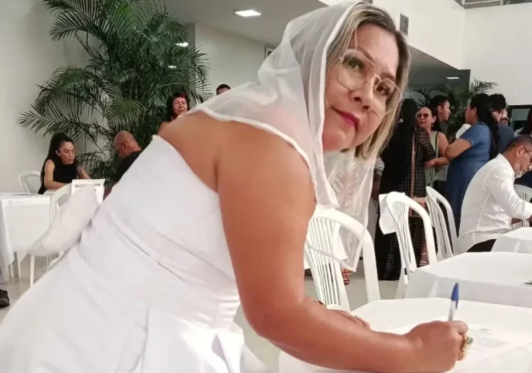 Professora toma posse em concurso vestida de noiva