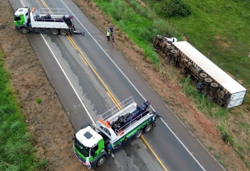 Nova 364: carreta tomba em Rondônia