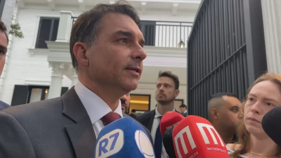 Recursos públicos bancam pré-campanha de Flávio Bolsonaro