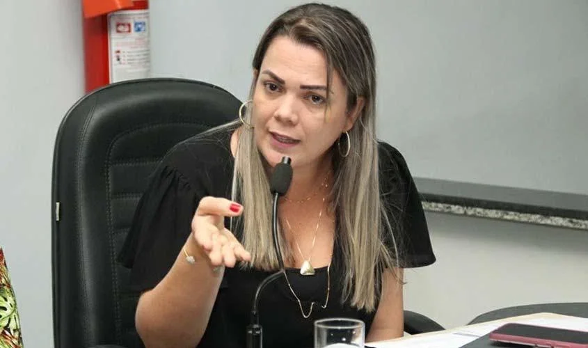 “Envergonhada”, deputada critica falta de avanços na saúde