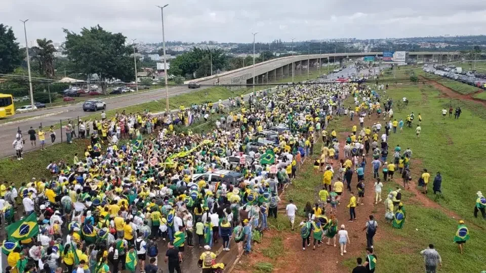 Flopou: caminhada de Nikolas termina esvaziada em Brasília