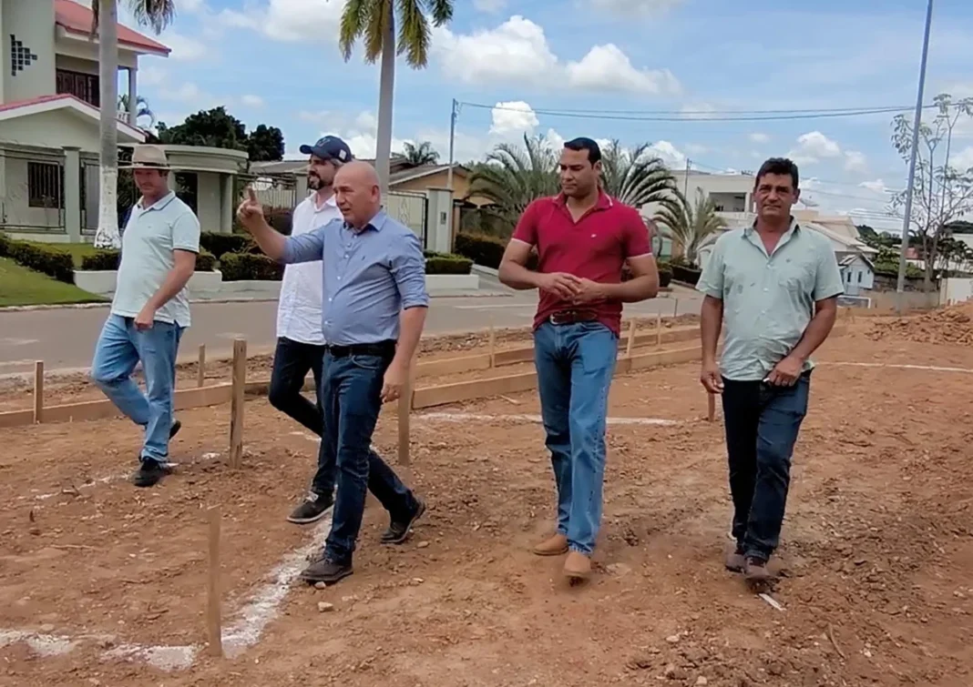 Ezequiel Neiva confirma conclusão de obra no centro de Colorado