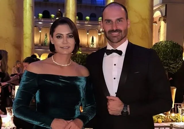 Em vídeo, Michelle frita bananas e alfineta Eduardo