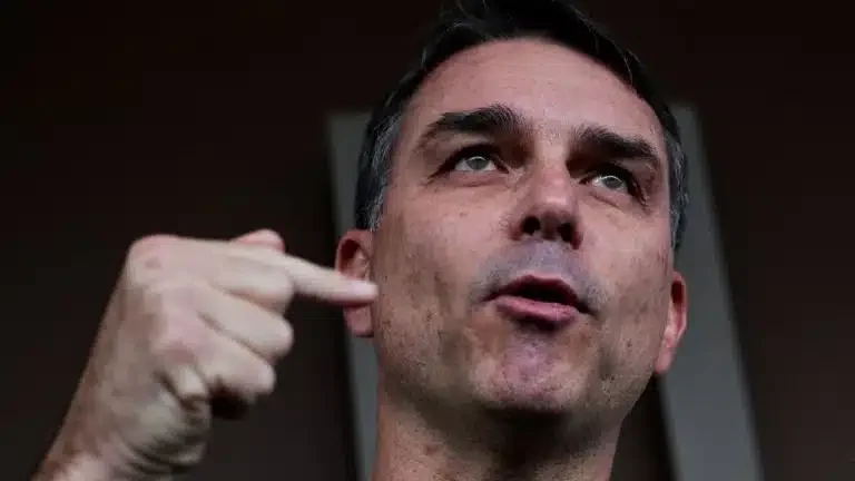 Flávio Bolsonaro é citado em escândalo no INSS