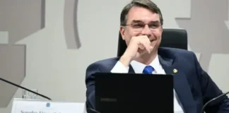 Flávio Bolsonaro teria oferecido R$ 5 mi para acusar Lula
