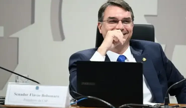 Flávio “Rachadinha” diz que Lula “bebe para caramba”