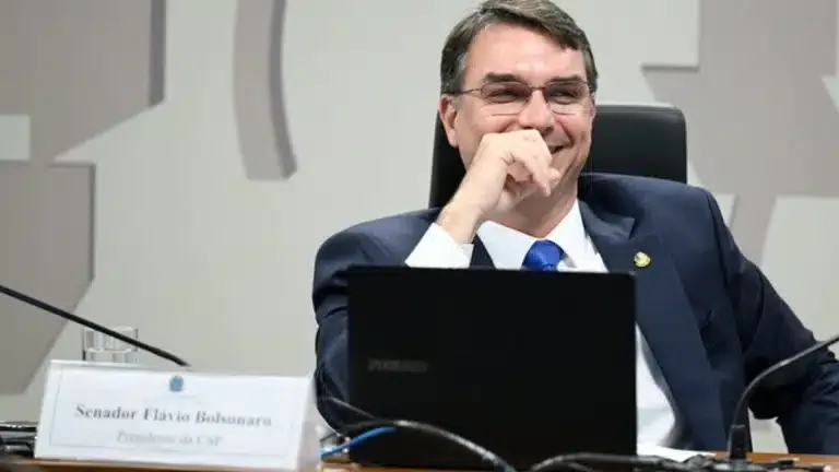 Flávio “Rachadinha” diz que Lula “bebe para caramba”