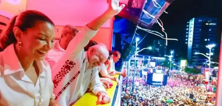 Globo esconde desfile em homenagem a Lula