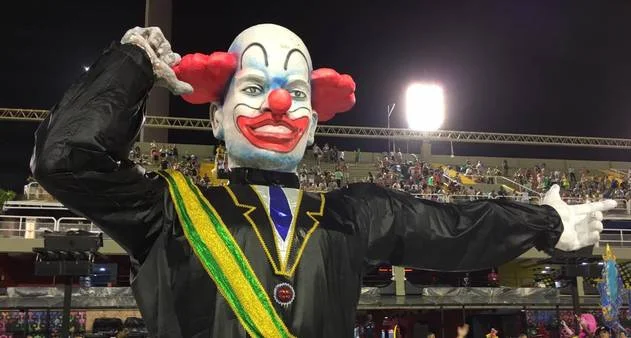 Fantasia de “Bozo” faz Bolsonaro passar mal na prisão