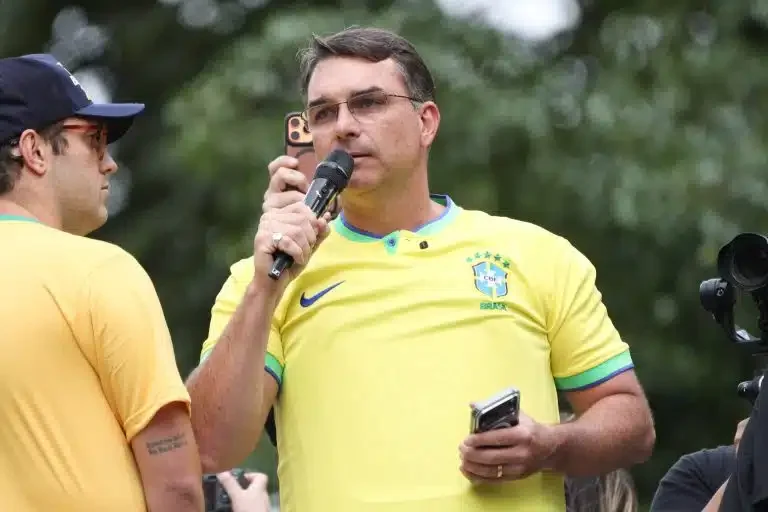 Flávio Bolsonaro é denunciado por propaganda eleitoral antecipada