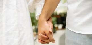 Homem deixa esposa para viver com mãe biológica