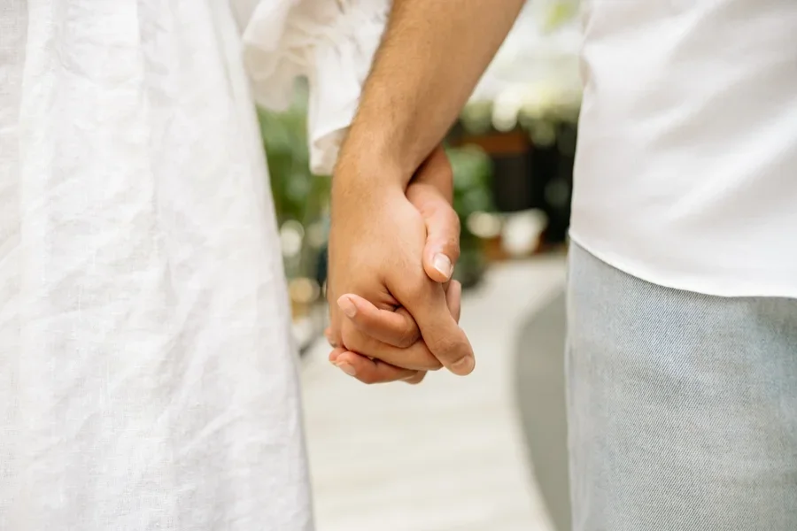 Homem deixa esposa para viver com mãe biológica