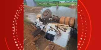 Carreta com soja tomba e cai em rio em São Miguel do Guaporé