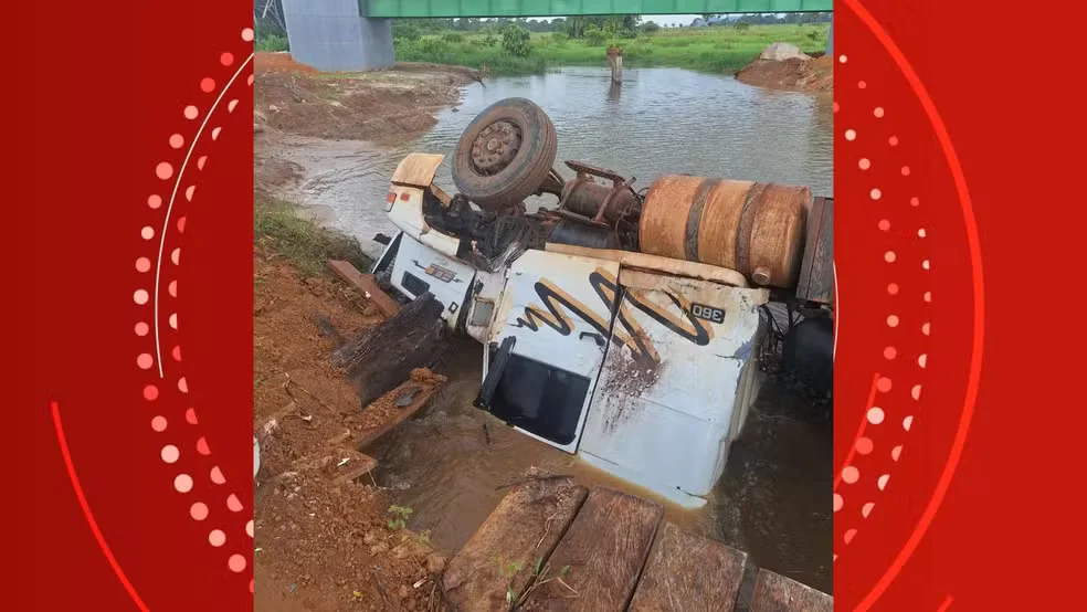 Carreta com soja tomba e cai em rio em São Miguel do Guaporé