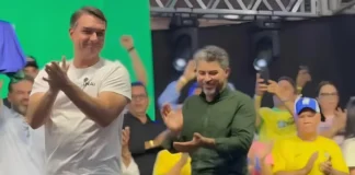 Com pai preso, Flávio Bolsonaro faz ataque ao PT em RO