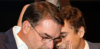 Flávio Bolsonaro e Nikolas surgem em celular de Vorcaro