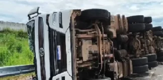 Carreta tomba na BR-364 em RO