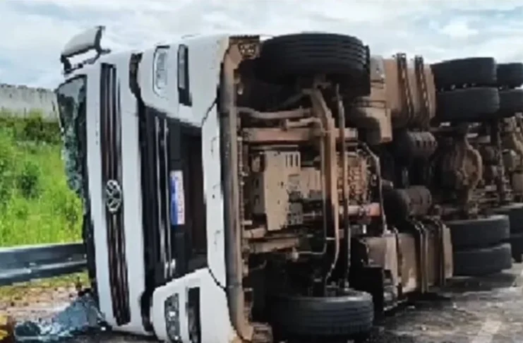 Carreta tomba na BR-364 em RO