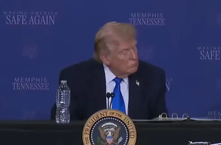 VÍDEO – Trump é flagrado cochilando em coletiva