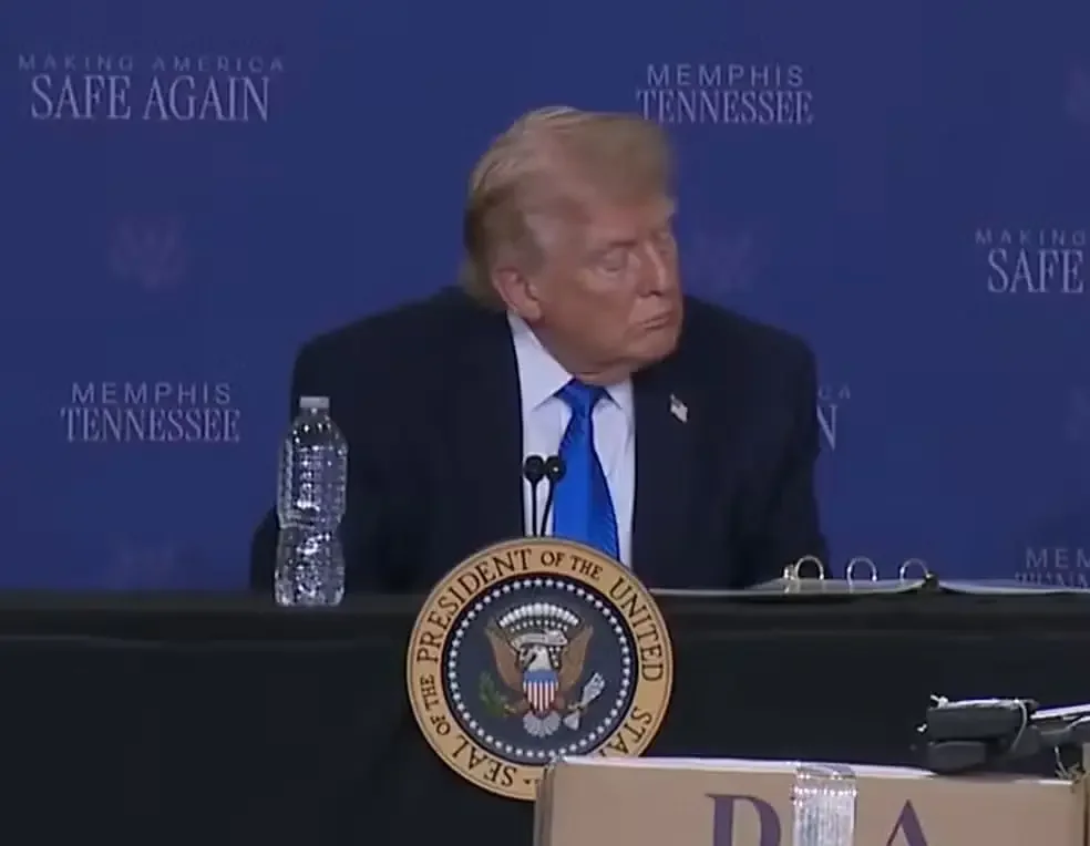 VÍDEO – Trump é flagrado cochilando em coletiva