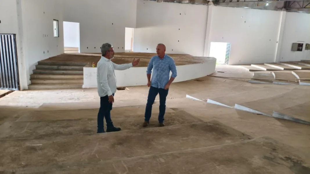 Obras do teatro são retomadas em Cerejeiras