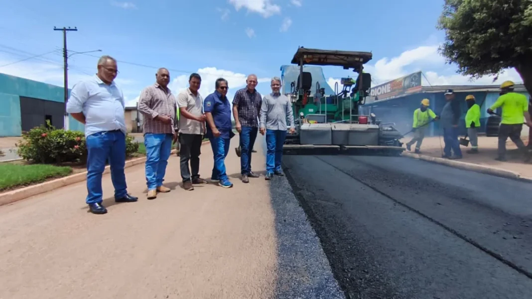 Ezequiel Neiva acompanha recapeamento em Cerejeiras